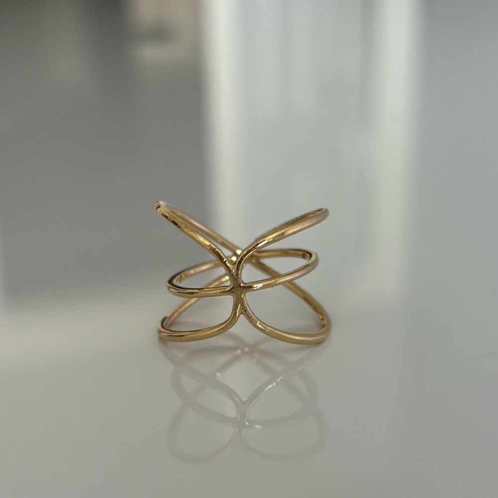 Elegant Gold Crisscross Ring - Picture 6 of 10